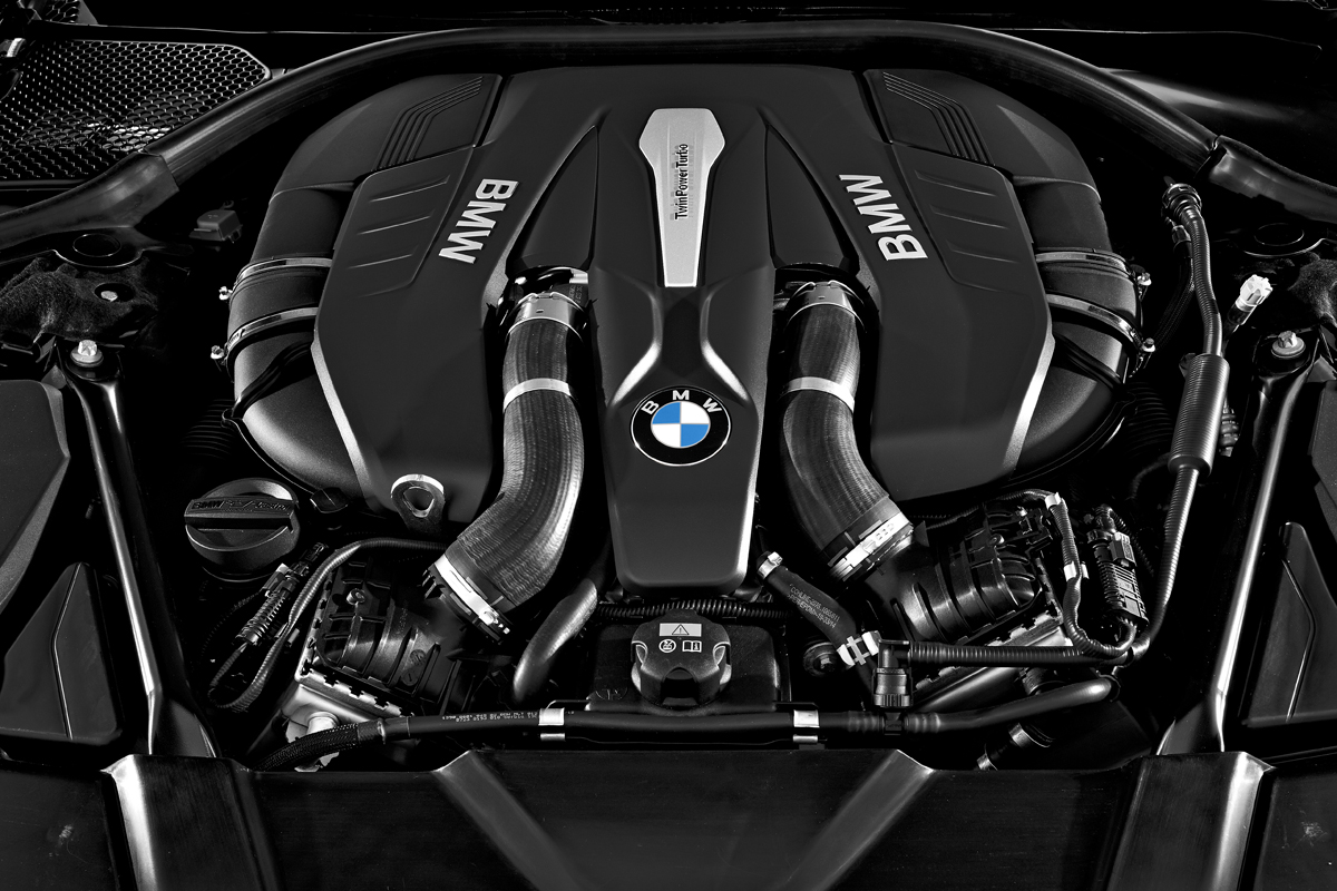 16-BMW-7-Series-11