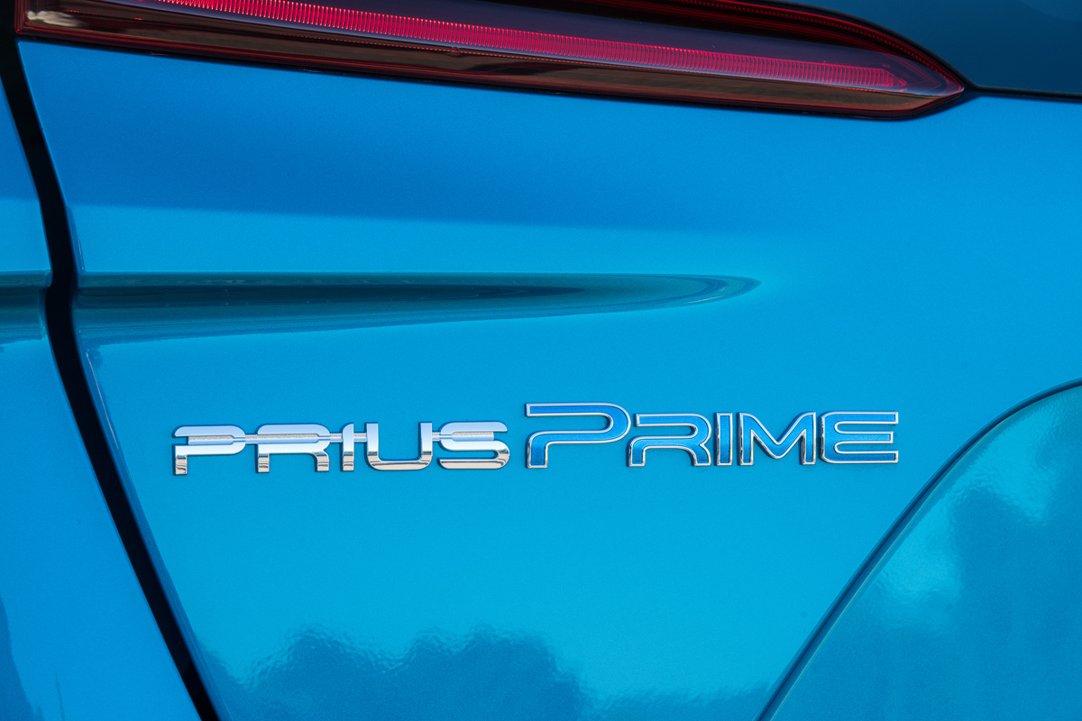 17-Toyota-Prius-Prime-8