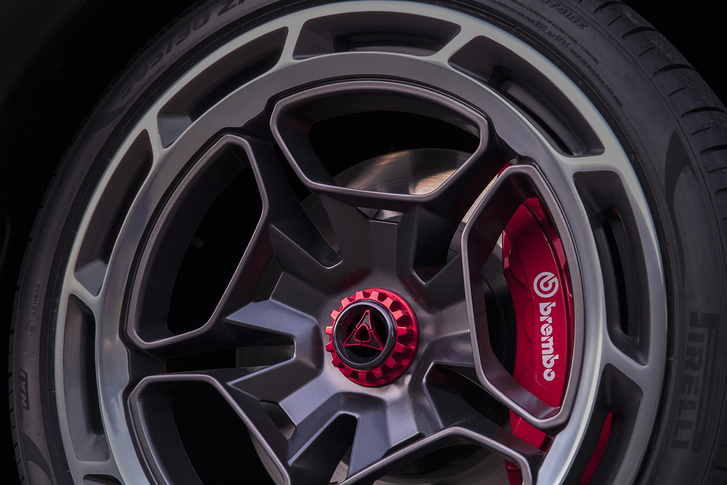 The Dodge Charger Daytona SRT Concept rolls on painted-pocket 21-inch wheels with diamond-cut faces that continue the concept’s aerodynamic efficiencies with a turbine-like design, and a red Fratzog logo embellishes the wheel center locks.